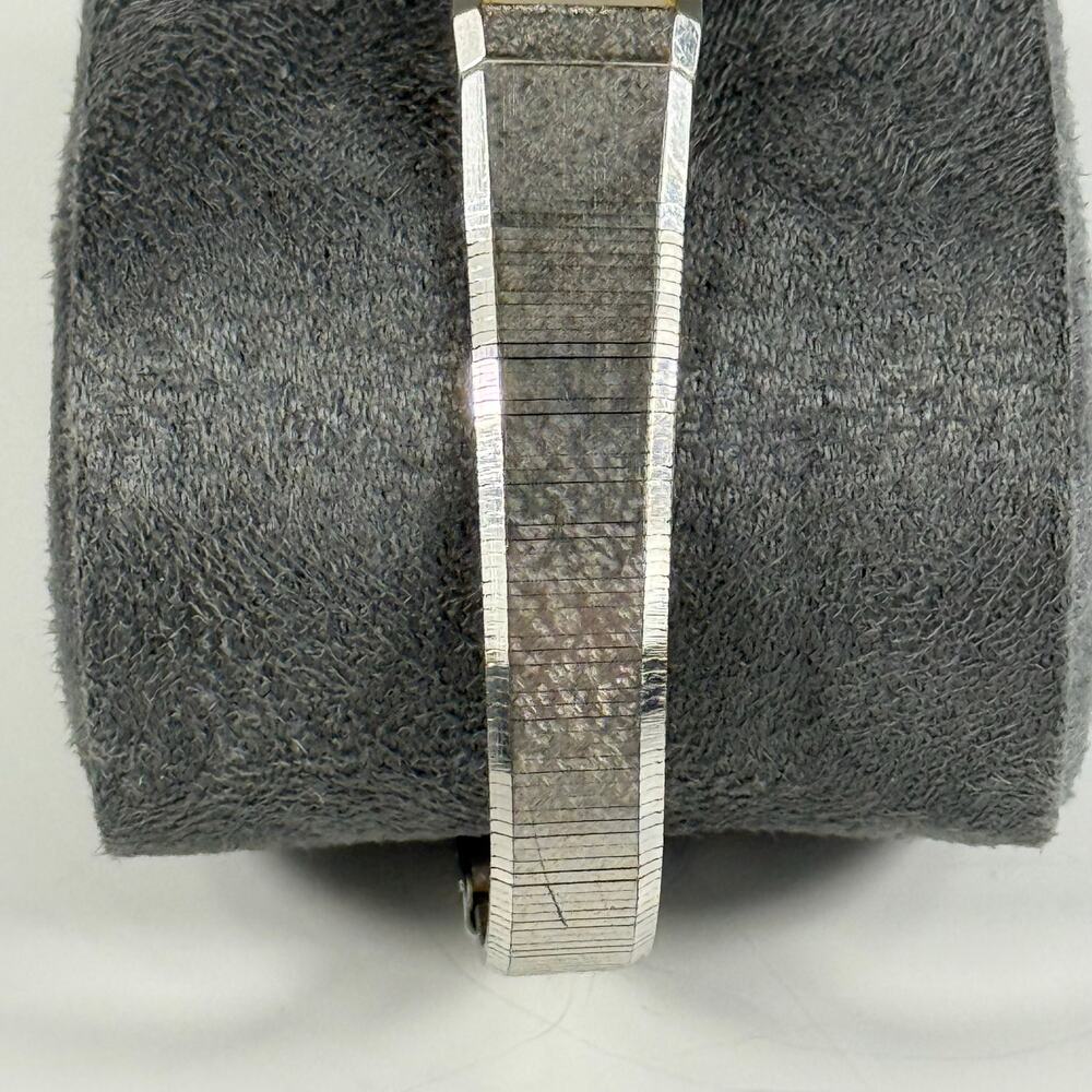 Vintage Seiko Quartz 2E20-6259 Silver Textured Dial Ladies Tank Bracelet Watch - Picture 3 of 5